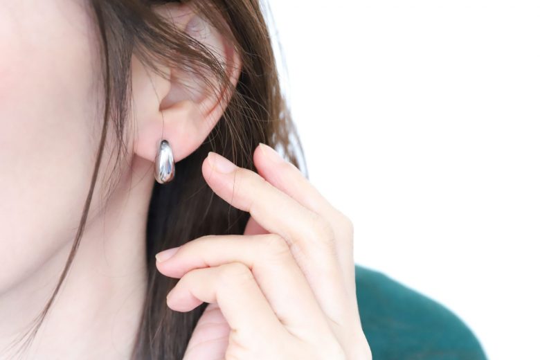 片耳ピアスが示す意味│右耳・左耳で意味が変わるって本当？│LUPIS  